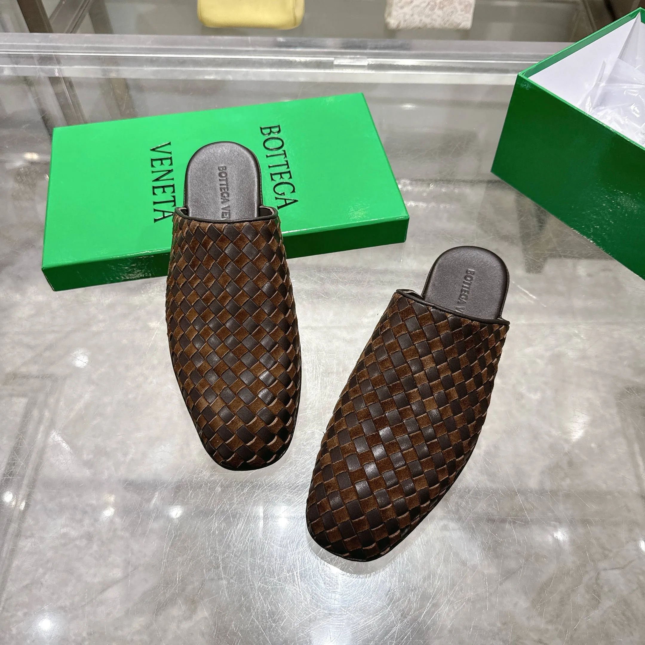 [BV] Top P: 720💰Size for couples: Female 35-39 Male 39--44 (Female 40. Male 38.45.46.47 customization is not returnable) [Note‼ ️] Add 💰 to size 46, add 💰 to size 47. Bottega Veneta's 2025 autumn counter synchronized genuine leather outsole classic woven half-drag couple model Bottega Veneta square toe flat shoes, imported mixed sheepskin, imported sheep! Leather outsole! [Rose][Rose]! Purely hand-woven and operated, the original board is reproduced one-to-one! quality assurance!